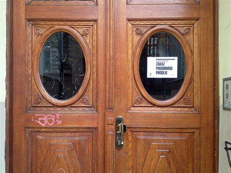 Radnice nabízí majitelm dom v Praze 7 cedulky zakazující vstup prodejc.
