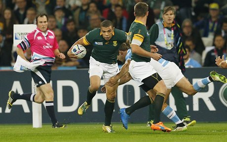 Hrdina JAR Bryan Habana proniká argenitnskou obranou.