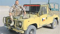 V jižním Iráku. Dušan Rovenský s vozidlem českých vojáků Land Rover Defender. V jižním Iráku. Dušan Rovenský s vozidlem českých vojáků Land Rover Defender.
