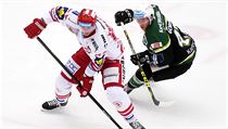 Tomáš Kopecký (vlevo) z Třince v souboji s karlovarským útočníkem Sebastianem... | na serveru Lidovky.cz | aktuální zprávy