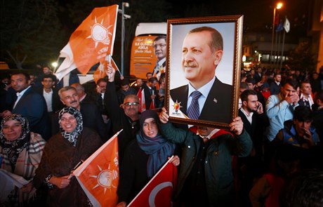 Lid slaví úspch Erdoganovy AKP