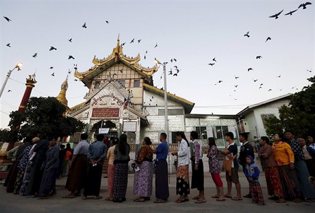 Lidé stojí frontu ped volební stanicí ve mst Mandalaj.