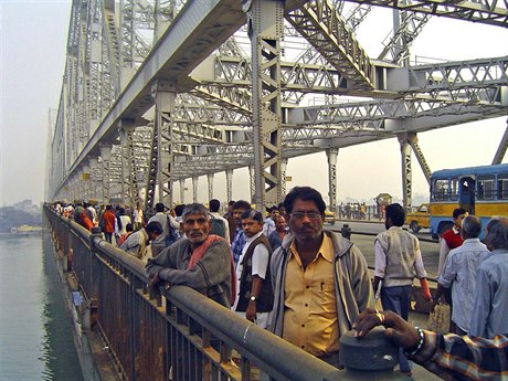 Most v Kalkat rezne, Indové na nj poád plivají.