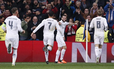 Fotbalisté Realu Madrid se radují z branky v utkání proti PSG.
