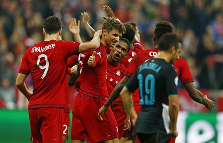 Fotbalisté Bayernu Mnichov se radují z gólu v zápase proti Arsenalu.