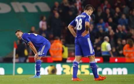 Zklamaní fotbalisté Chelsea po utkání na hiti Stoke.