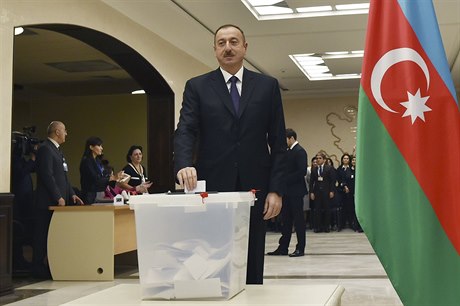 Prezident Ázerbajdánu Alijev odevzdává svj hlas v parlamentních volbách.