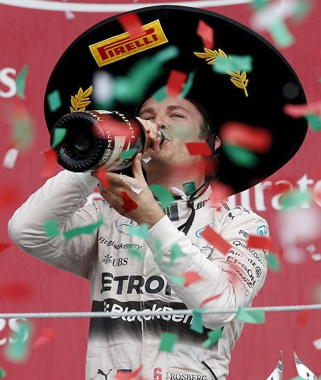 Rosberg k oslav svého triumfu dostal parádní mexický klobouk.