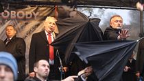 Miloše Zemana musela ochranka proti rajčatům a vajíčkům chránit deštníky a... | na serveru Lidovky.cz | aktuální zprávy