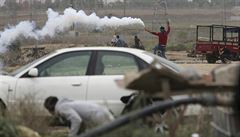 Palestinský mladík s kanistrem se slzným plynem