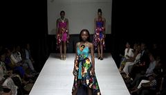 Modelka pedvádí práci návrháky Sibylle Denis Trouatové bhem Haiti Fashion...