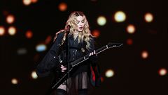 Madonna je známá jako královna popu, na elektrickou kytaru ale zahraje jako...