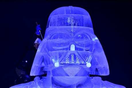 Ledová socha Darth Vadera.