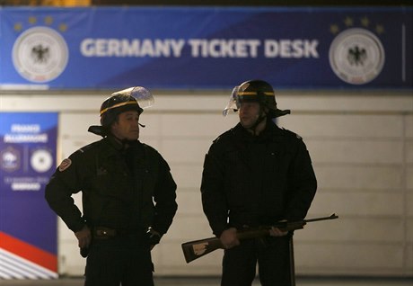 Policisté u fotbalové stadionu po útoku terorist v Paíi 13. listopadu 2015.