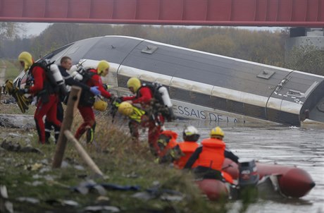 Záchranái u vraku vykolejeného TGV. Za nehodu me pravdpodobn píli vysoká...