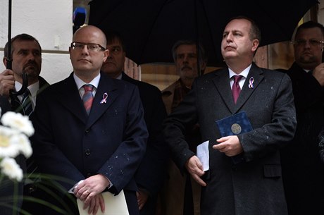 Premiér Bohuslav Sobotka (vlevo) a rektor Univerzity Karlovy Tomá Zima se 17....