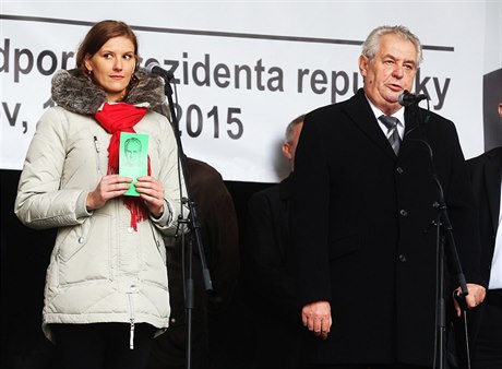 Aktivistka Jelena Vianová a prezident Milo Zeman 17. listopadu na Albertov.