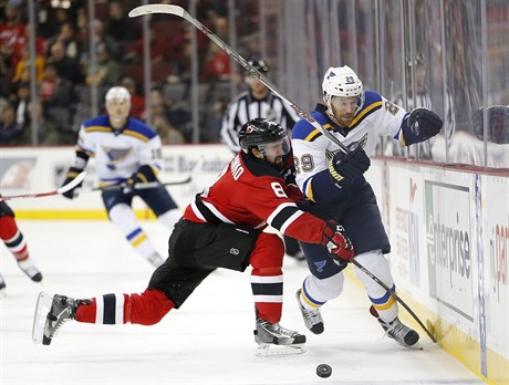 Martin Havlát v dresu St. Louis, jeho atakuje David Schlemko z New Jersey...