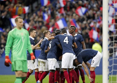 Francouztí fotbalisté se radují z gólu v utkání proti Nmecku.