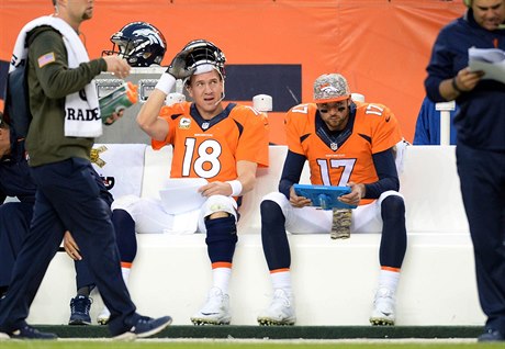 Quarterback Denveru Peyton Manning (vlevo).
