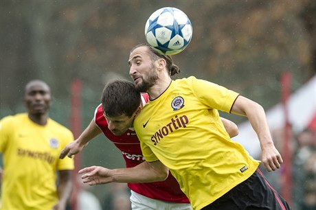 Pardubický záloník Jan Jeábek (vlevo) a záloník Sparty Petr Jiráek.