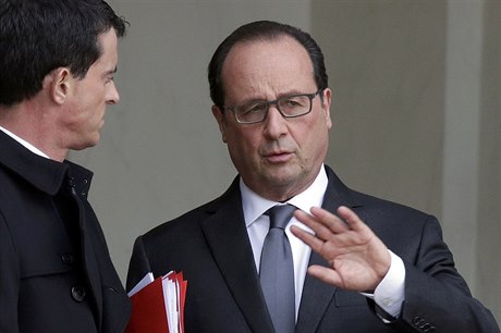 Francouzský prezident Francois Hollande s premiérem Manuelem Vallsem v...