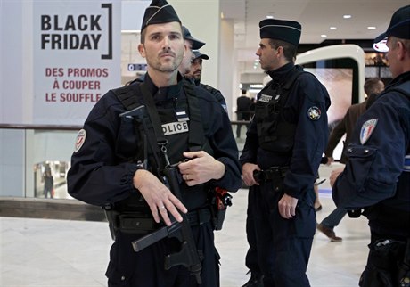 Francouzská policie steí obchodní centrum v Nice.