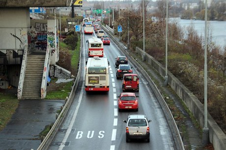 Vyhrazený pruh pro autobusy na Strakonické.