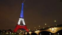 Eiffelova v v barvch francouzsk vlajky.