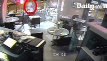 Řádění střelce - zřejmě Salaha Abdeslama - před pařížskou pizzerií. | na serveru Lidovky.cz | aktuální zprávy
