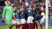Francouzští fotbalisté se radují z gólu v utkání proti Německu. | na serveru Lidovky.cz | aktuální zprávy