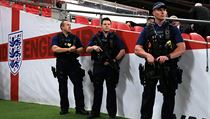 Policist se samopaly dohleli ve Wembley i na trnink obou tm.