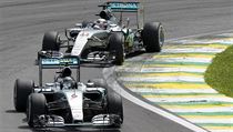 Nico Rosberg (vpedu) z Mercedesu ped svm stjovm kolegou Lewisem Hamiltonem.
