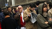Lidé před nemocnicí St Louis. Přišli darovat krev. | na serveru Lidovky.cz | aktuální zprávy