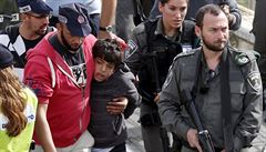 Izralí policisté odvádjí vydeného malého Palestince.