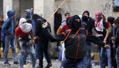 Palestinská demonstrantka vrhá kamen proti policistm.