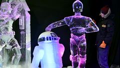 Nechybly ani sochy dvou slavných robot: C3PO (vpravo) a R2-D2.