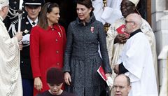Princ Albert II. a jeho ena princezna Charlene vpedu, za nimi kráejí...