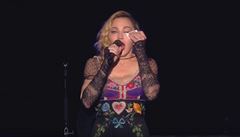 Emotivní e zpvaky Madonny bhem jejího vystoupení ve Stockholmu.