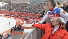 Vladimír Putin a ruský ministr sportu Vitalij Mutko sledují lyaské závody na...