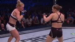 Holly Holmová (vlevo) porazila Rondu Rouseyovou v zápase UFC.