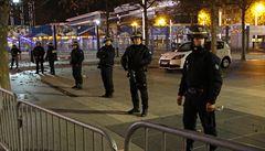 Francouztí policisté hlídají Stade de France bhem utkání Francie - Nmecko.