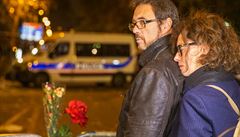 Bataclan je stále steen policisty. Lidé pináejí kvtiny aspo k zátarasám.