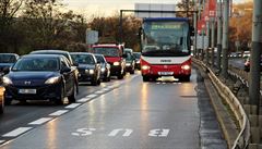 Pruh vyhrazený pro autobusy na Strakonické koní na Barrandovské most. Mí...