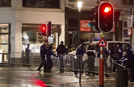 Policisté bhem razie v centru Bruselu postavili zátarasy.