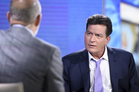 Charlie Sheen v NBC Today Show, kde bhem ivého vysílání prohlásil, e je HIV...