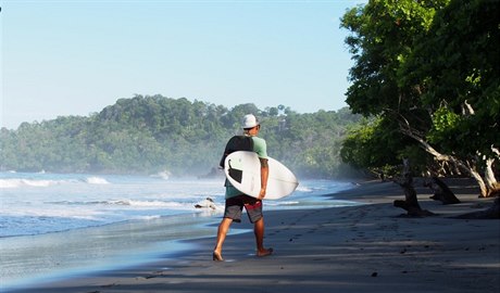 Surfování na Kostarice jednodue nadchne.