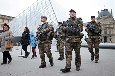 Francouztí vojáci ped paíským Louvrem
