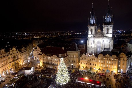 Na Staromstském námstí v Praze se 28. listopadu rozsvítil vánoní strom a...