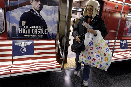 Nacistická orlice v newyorském metru. Agresivní reklama na seriál The Man in...